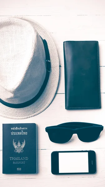 Hat solglasögon smart telefon och pass vintage stil — Stockfoto