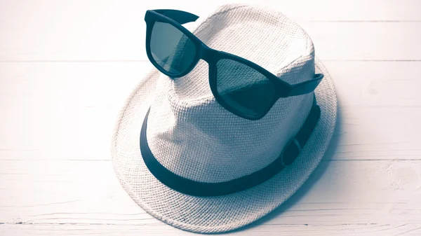 Sombrero y gafas de sol estilo vintage —  Fotos de Stock