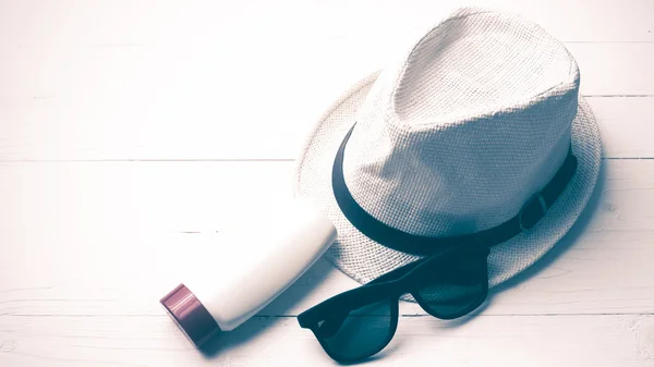 帽子サングラスとボディ ローションのビンテージ スタイル — ストック写真