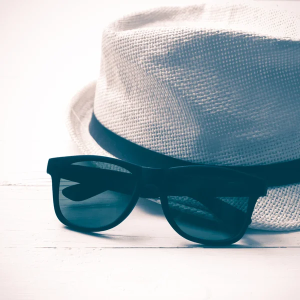 帽子とサングラスのビンテージ スタイル — ストック写真