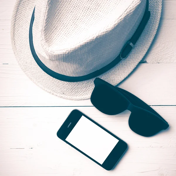Gafas de sol sombrero y teléfono inteligente estilo vintage —  Fotos de Stock