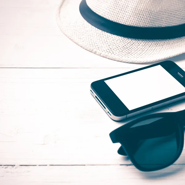 Sluneční brýle klobouk a chytrý telefon vintage styl — Stock fotografie