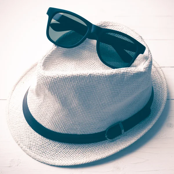 帽子とサングラスのビンテージ スタイル — ストック写真