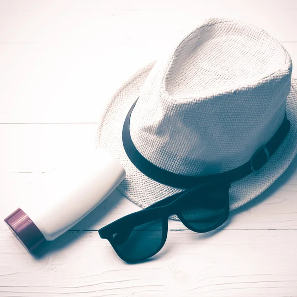 Gafas de sol sombrero y loción corporal estilo vintage —  Fotos de Stock