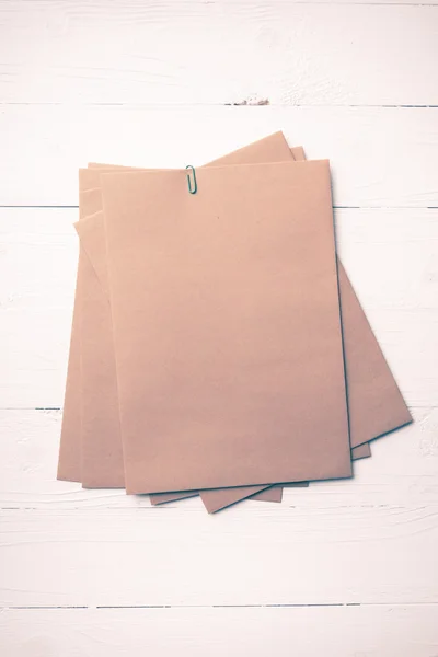 Carta marrone con clip di carta verde stile vintage — Foto Stock