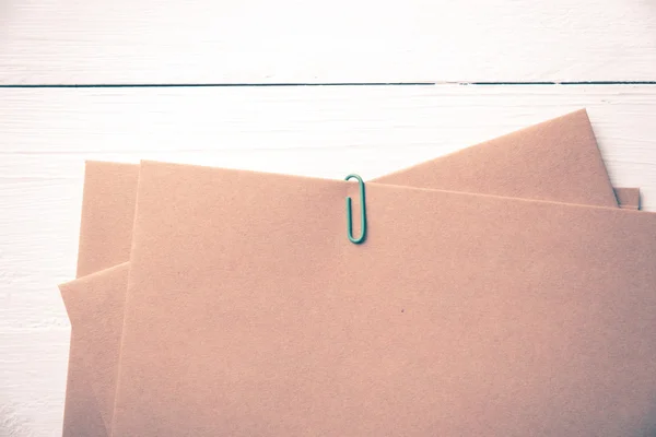 Bruine papieren met groene paperclip vintage stijl — Stockfoto