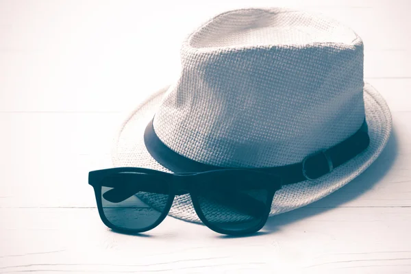 Sombrero y gafas de sol estilo vintage —  Fotos de Stock