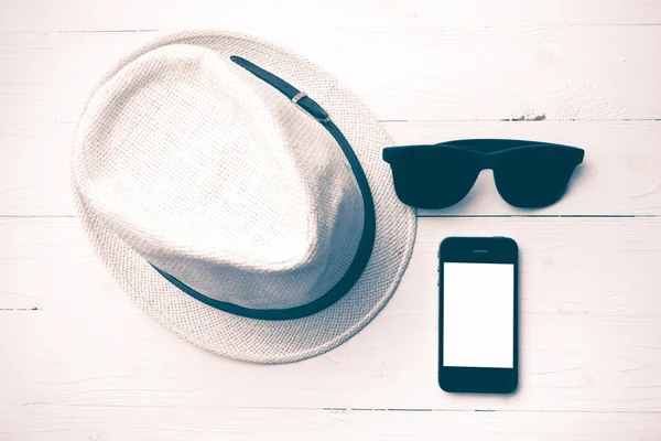 Sluneční brýle klobouk a chytrý telefon vintage styl — Stock fotografie