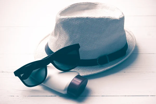 帽子サングラスとボディ ローションのビンテージ スタイル — ストック写真