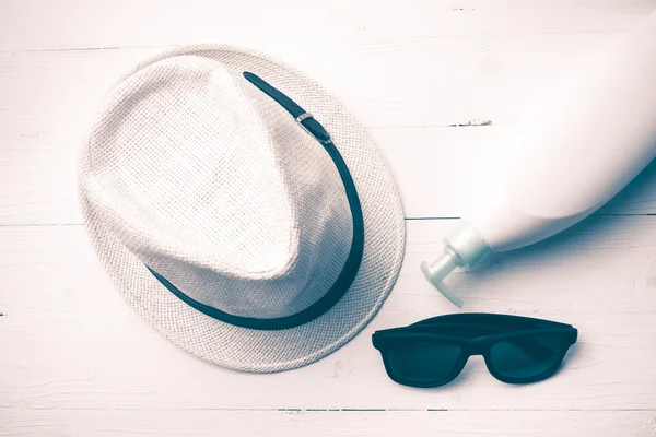 Gafas de sol sombrero y loción corporal estilo vintage —  Fotos de Stock