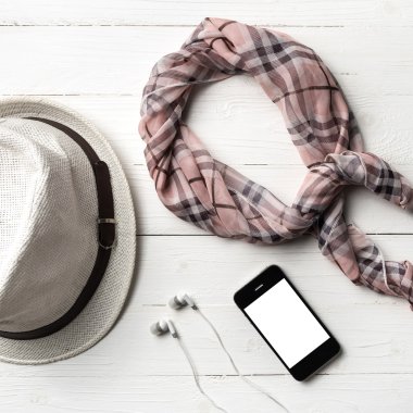 ahşap masa üstünde yaz alet