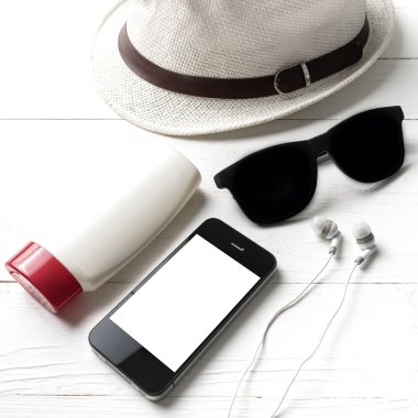 ahşap masa üstünde yaz alet