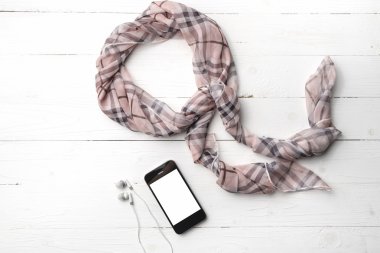 ahşap masa üstünde yaz alet