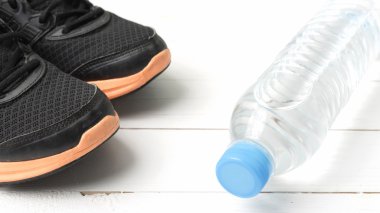 Beyaz ahşap masa üzerinde fitness ekipmanları