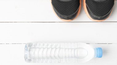 Beyaz ahşap masa üzerinde fitness ekipmanları