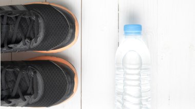 Beyaz ahşap masa üzerinde fitness ekipmanları