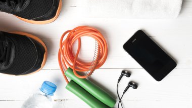 Beyaz ahşap masa üzerinde fitness ekipmanları