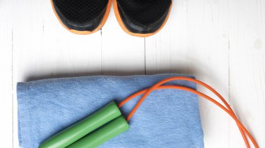 Beyaz ahşap masa üzerinde fitness ekipmanları