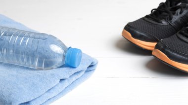 Beyaz ahşap masa üzerinde fitness ekipmanları