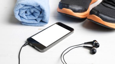 Beyaz ahşap masa üzerinde fitness ekipmanları