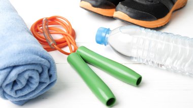 Beyaz ahşap masa üzerinde fitness ekipmanları