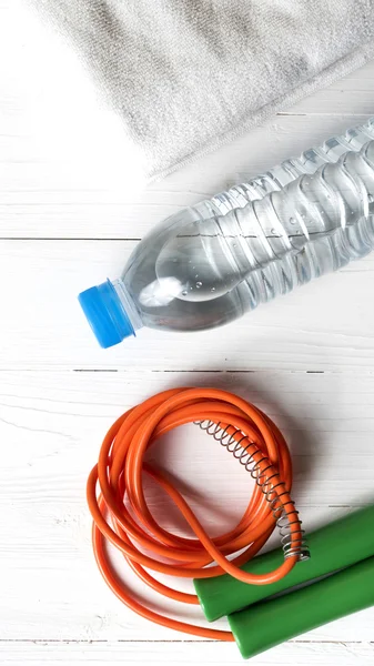 Equipamento de fitness na mesa de madeira branca — Fotografia de Stock