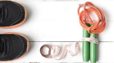 Beyaz ahşap masa üzerinde fitness ekipmanları