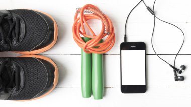 Beyaz ahşap masa üzerinde fitness ekipmanları