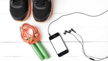 Beyaz ahşap masa üzerinde fitness ekipmanları