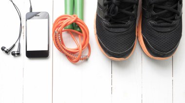 Beyaz ahşap masa üzerinde fitness ekipmanları