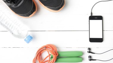 Beyaz ahşap masa üzerinde fitness ekipmanları