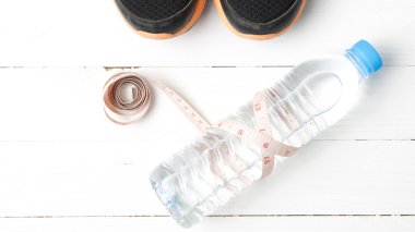 Beyaz ahşap masa üzerinde fitness ekipmanları