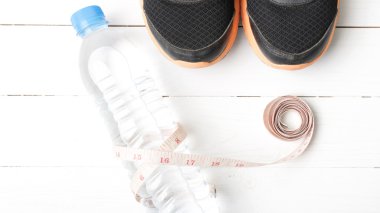 Beyaz ahşap masa üzerinde fitness ekipmanları