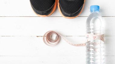 Beyaz ahşap masa üzerinde fitness ekipmanları