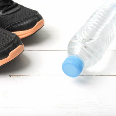 Beyaz ahşap masa üzerinde fitness ekipmanları