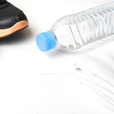 Beyaz ahşap masa üzerinde fitness ekipmanları