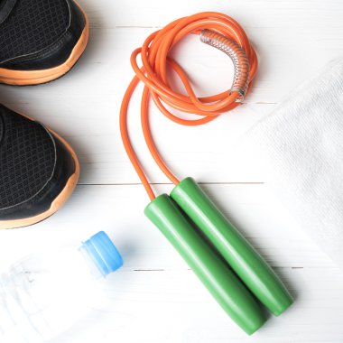 Beyaz ahşap masa üzerinde fitness ekipmanları