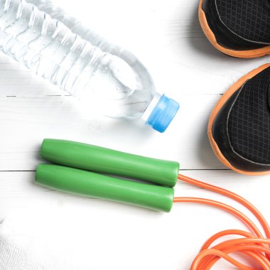 Beyaz ahşap masa üzerinde fitness ekipmanları