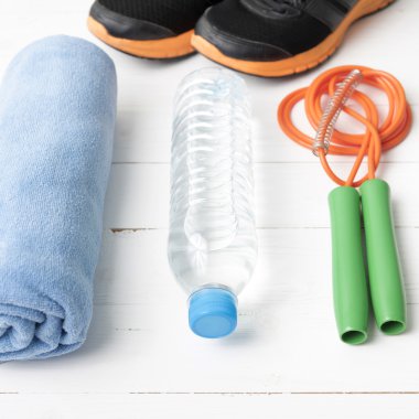 Beyaz ahşap masa üzerinde fitness ekipmanları