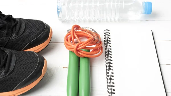 Equipamento de fitness na mesa de madeira branca — Fotografia de Stock