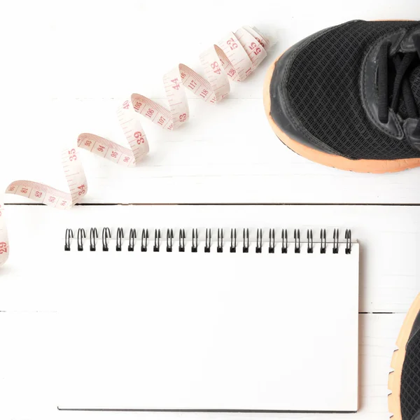 Equipamento de fitness na mesa de madeira branca — Fotografia de Stock