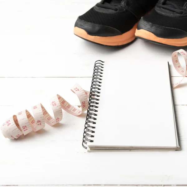 Aparatos de fitness sobre mesa de madera blanca — Foto de Stock