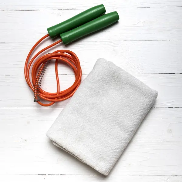 Fitness apparatuur: handdoek, springtouw — Stockfoto