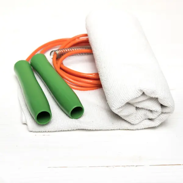 Fitnesz felszerelés: törölköző, ugráló kötél — Stock Fotó