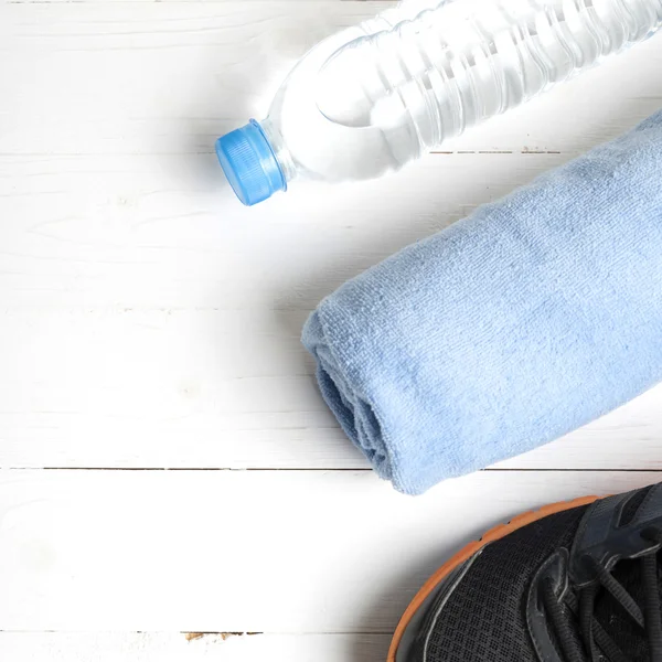 Aparatos de fitness sobre mesa de madera blanca — Foto de Stock