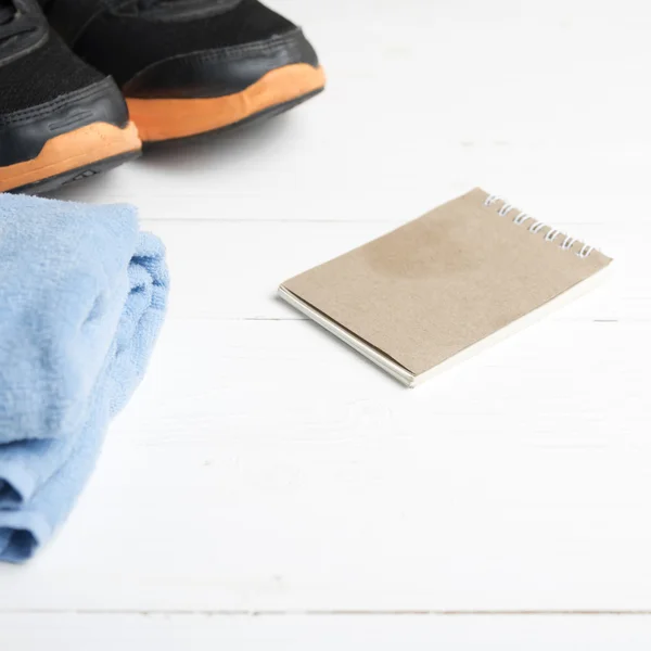 Aparatos de fitness sobre mesa de madera blanca — Foto de Stock