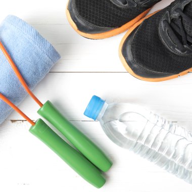 Beyaz ahşap masa üzerinde fitness ekipmanları