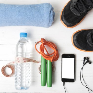 Beyaz ahşap masa üzerinde fitness ekipmanları