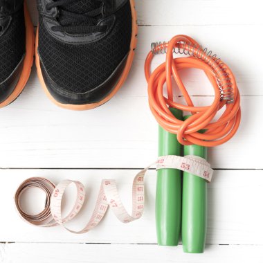 Beyaz ahşap masa üzerinde fitness ekipmanları