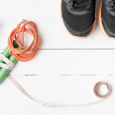 Beyaz ahşap masa üzerinde fitness ekipmanları